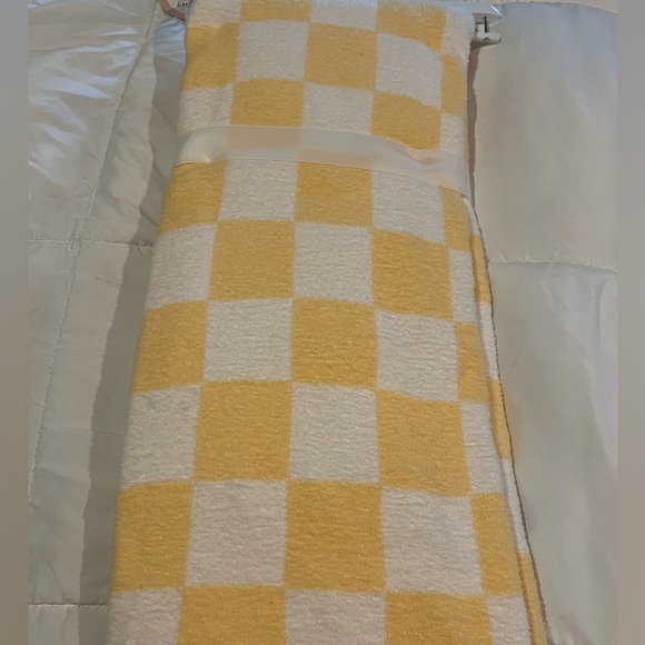 Mellow and mod checkered throw - Picture 3 of 4